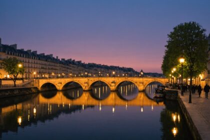 Promenade le long de la Seine à Paris avec des bâtiments historiques