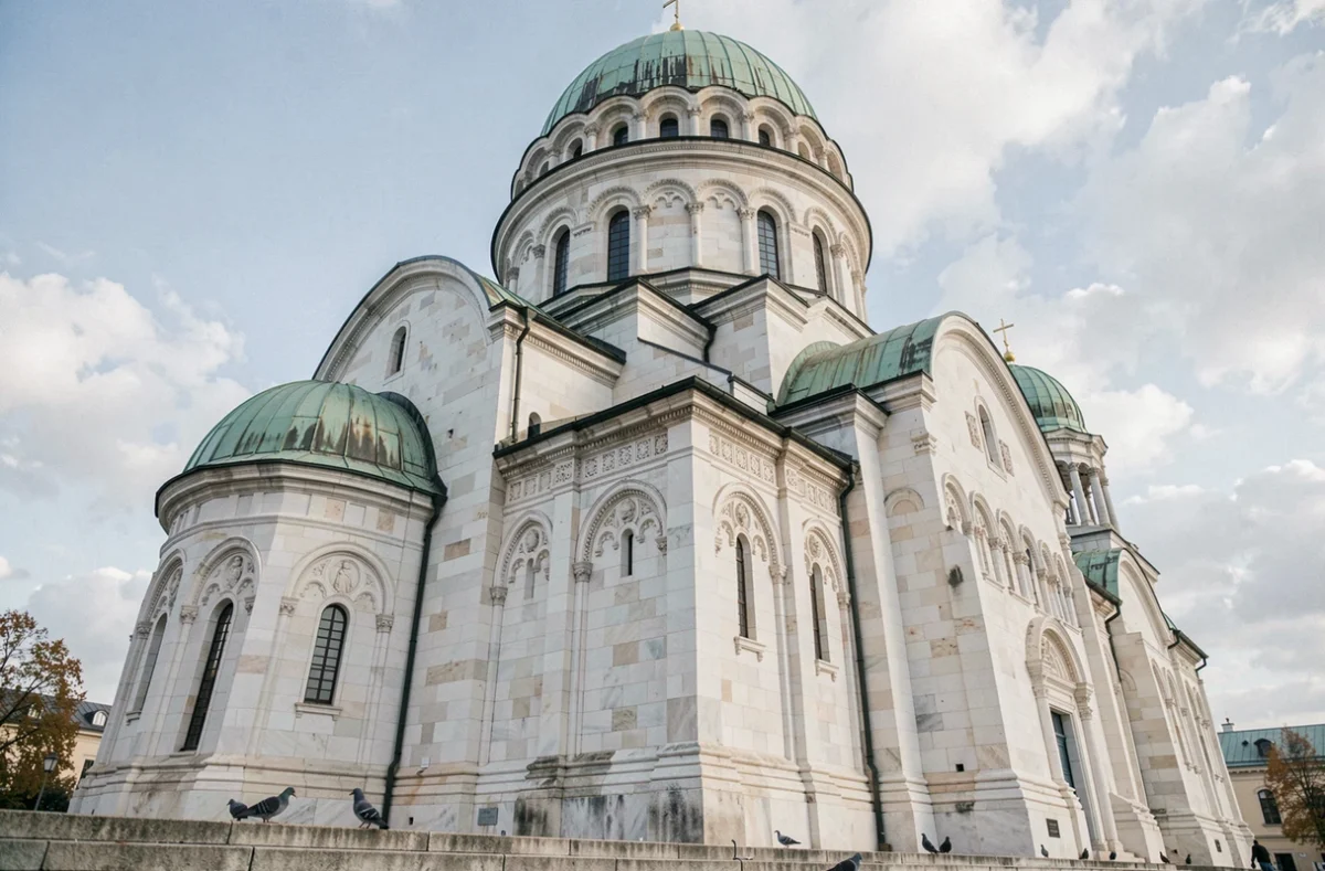 Vue en contre-plongée de la façade extérieure du temple Saint-Sava à Belgrade avec son imposant dôme blanc et ses coupoles en cuivre vert