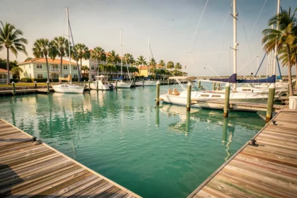Marina du Coral Lagoon Resort Marathon en Floride avec bateaux amarrés et eau turquoise des Keys